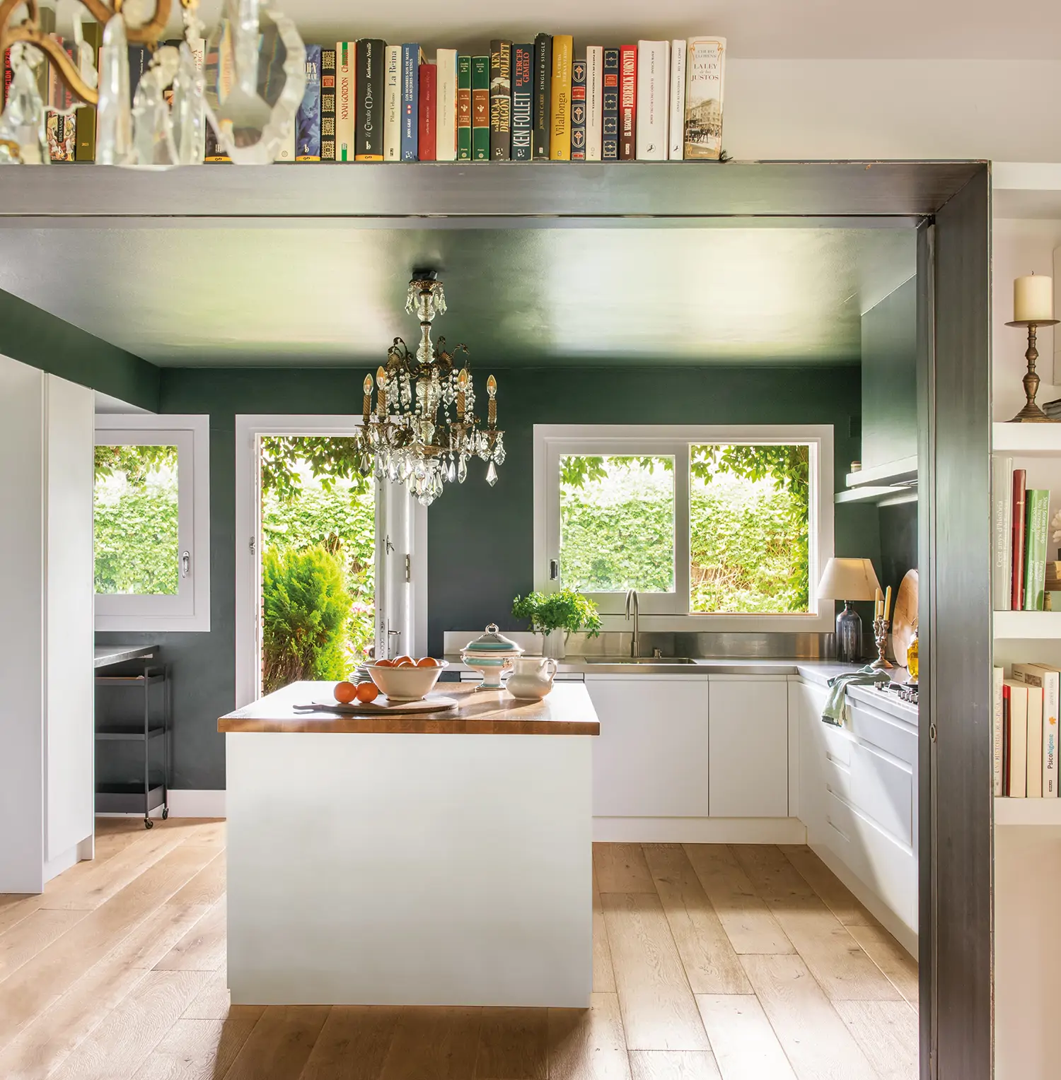 Cocina rústica gris y blanca, suelo de madera, isla de cocina blanca con encimera de madera